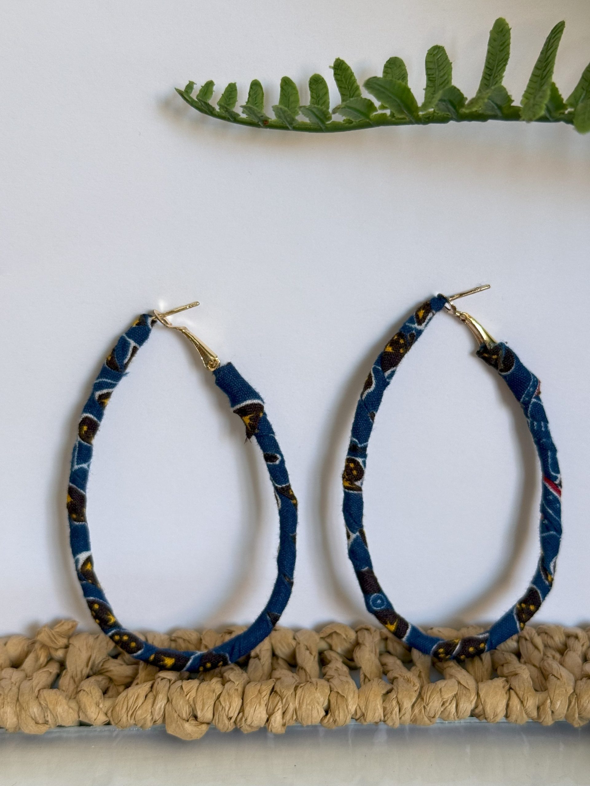 Boucles d'oreilles Créoles Goutte Bleu - 6,5x4 cm – Image 2