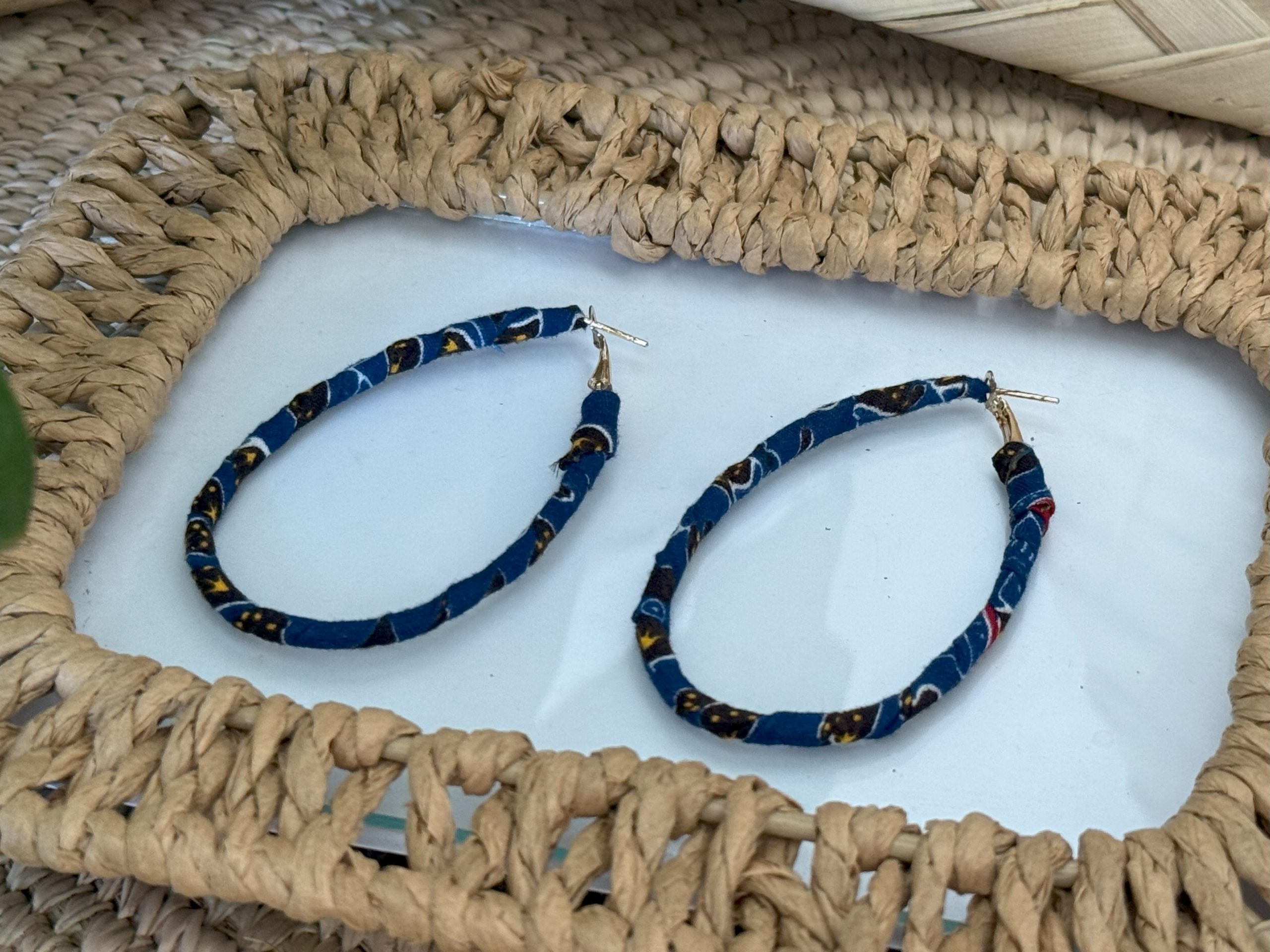 Boucles d'oreilles Créoles Goutte Bleu - 6,5x4 cm – Image 4