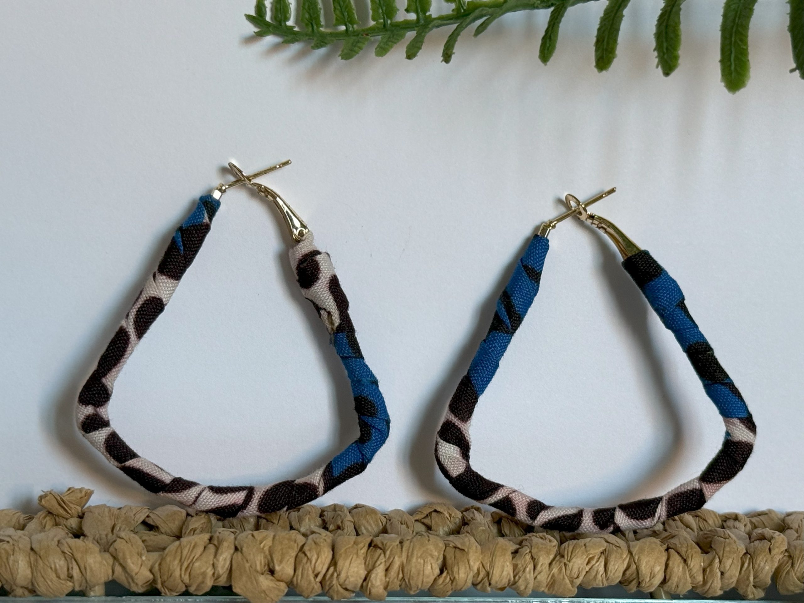 Boucles d’oreilles Triangle Bleu Marron Blanc – 5×4,5 cm