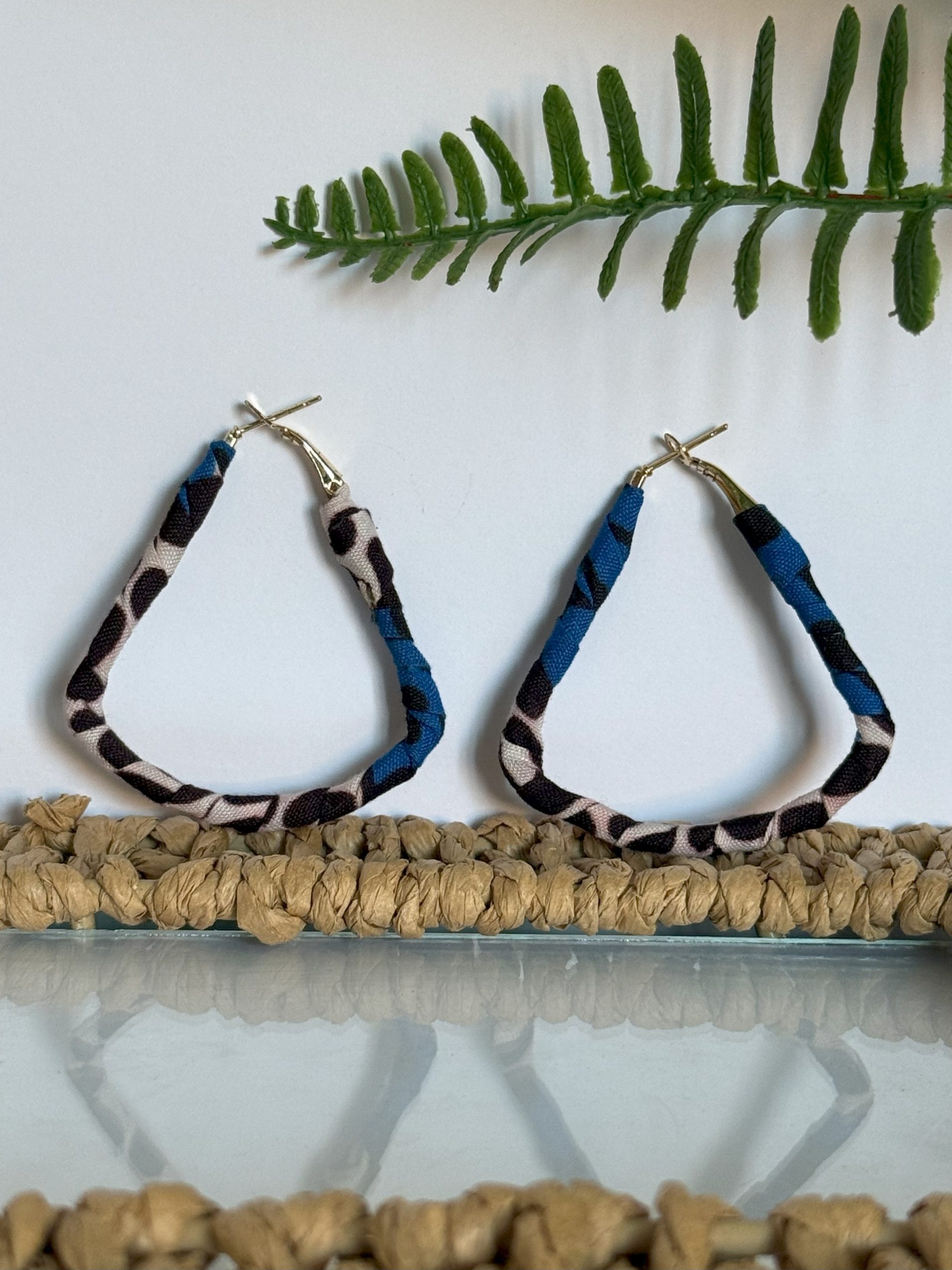 Boucles d’oreilles Triangle Bleu Marron Blanc – 5×4,5 cm – Image 2