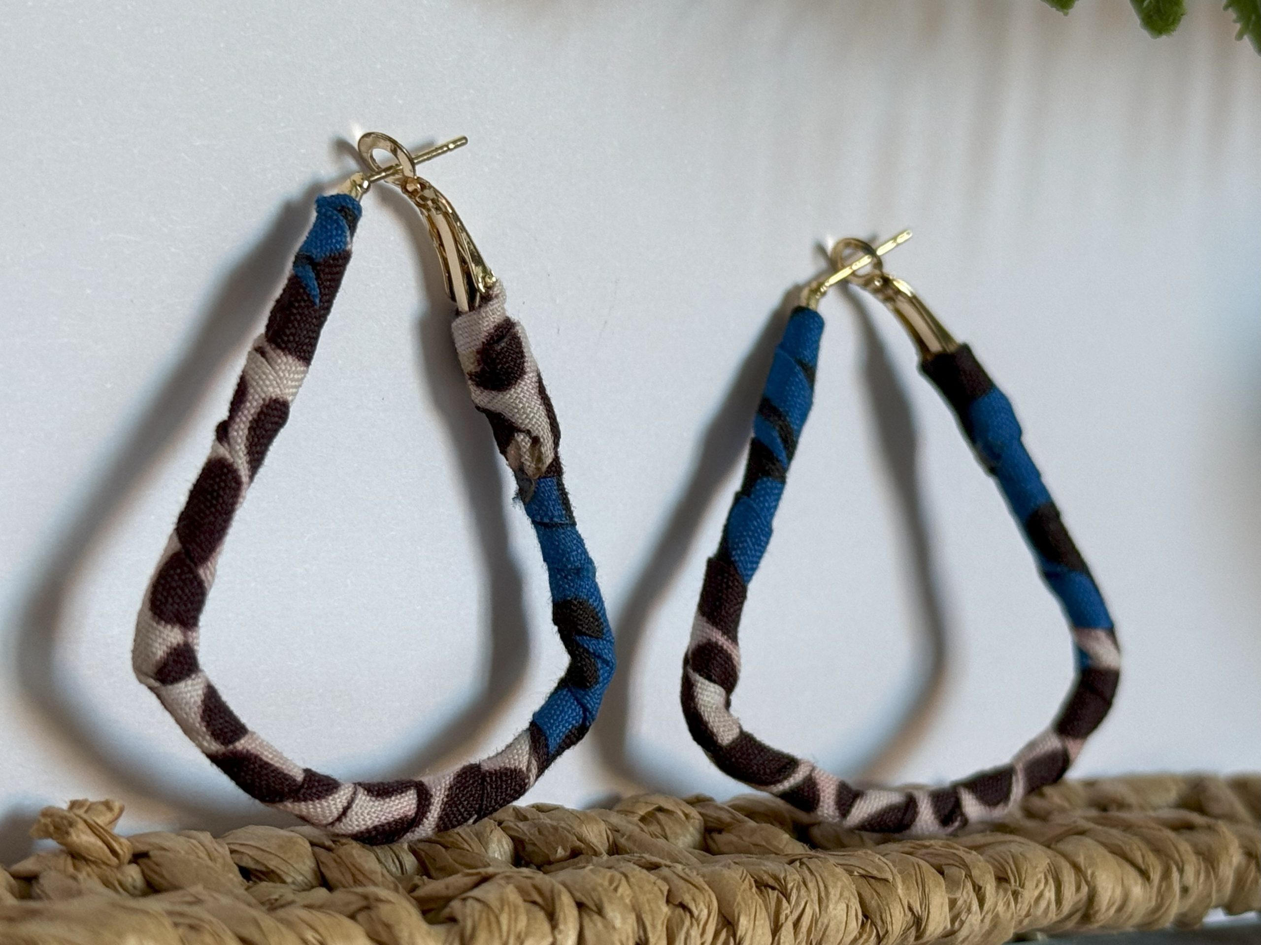 Boucles d’oreilles Triangle Bleu Marron Blanc – 5×4,5 cm – Image 3