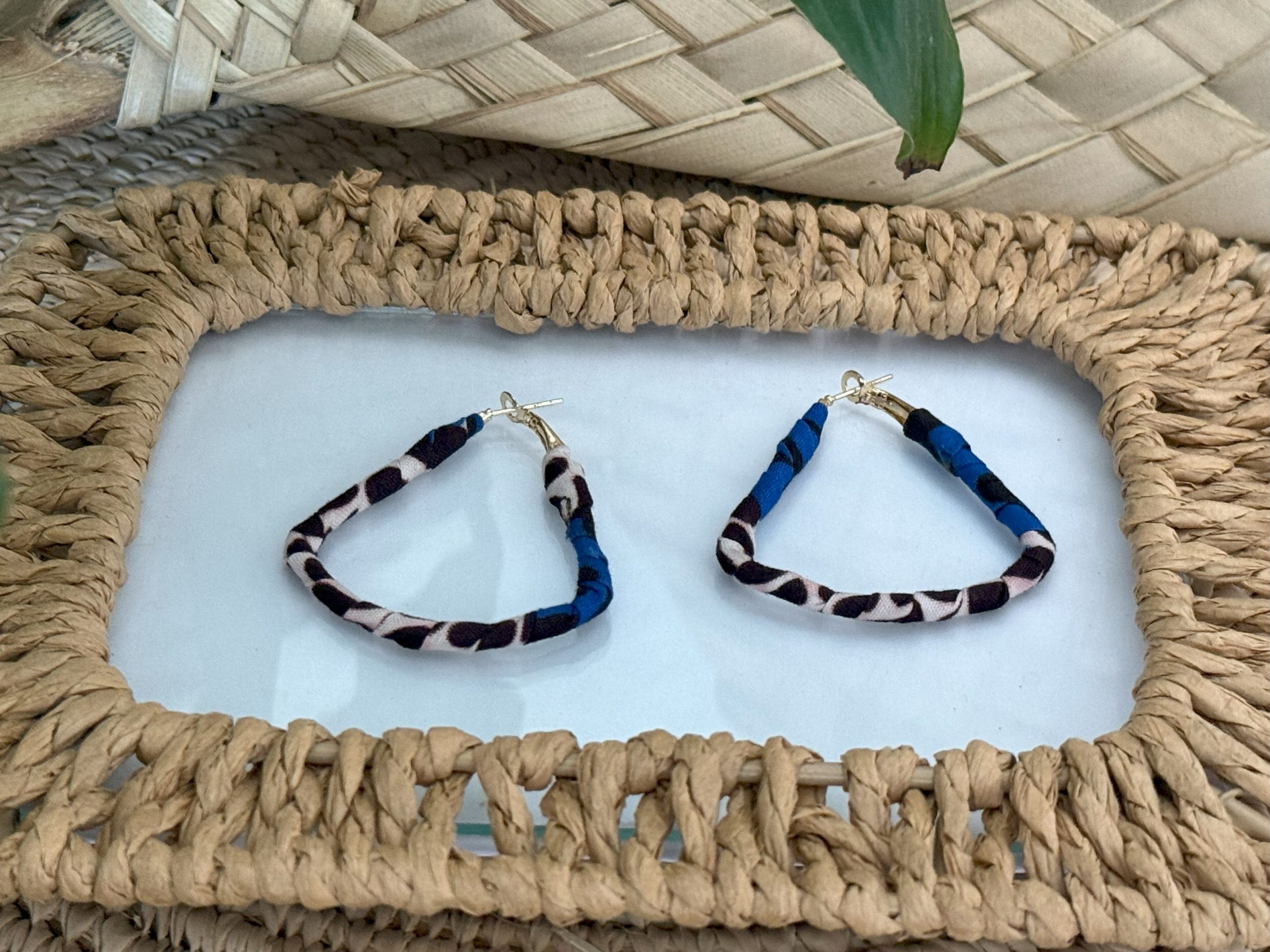 Boucles d’oreilles Triangle Bleu Marron Blanc – 5×4,5 cm – Image 4