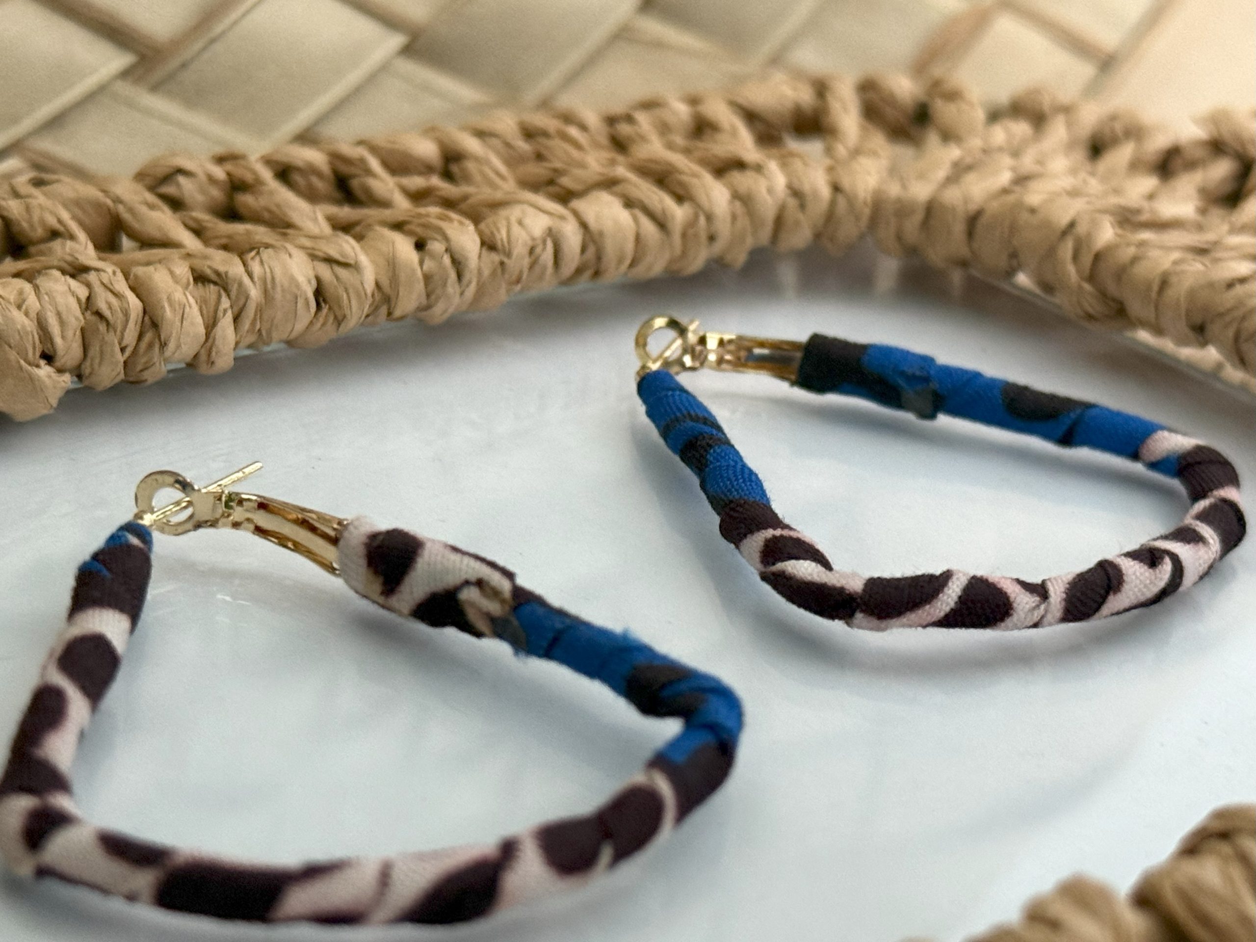 Boucles d’oreilles Triangle Bleu Marron Blanc – 5×4,5 cm – Image 5