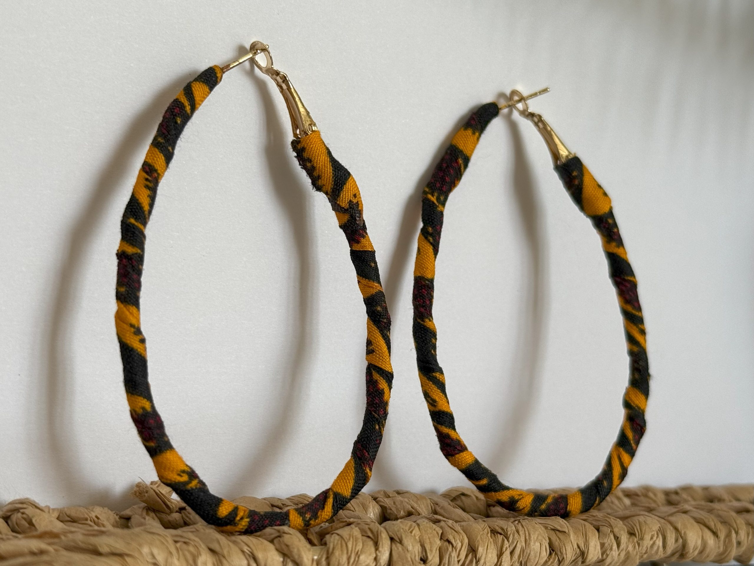 Boucles d’oreilles Créoles Goutte Orange Noir Rouge – 6,5×4 cm