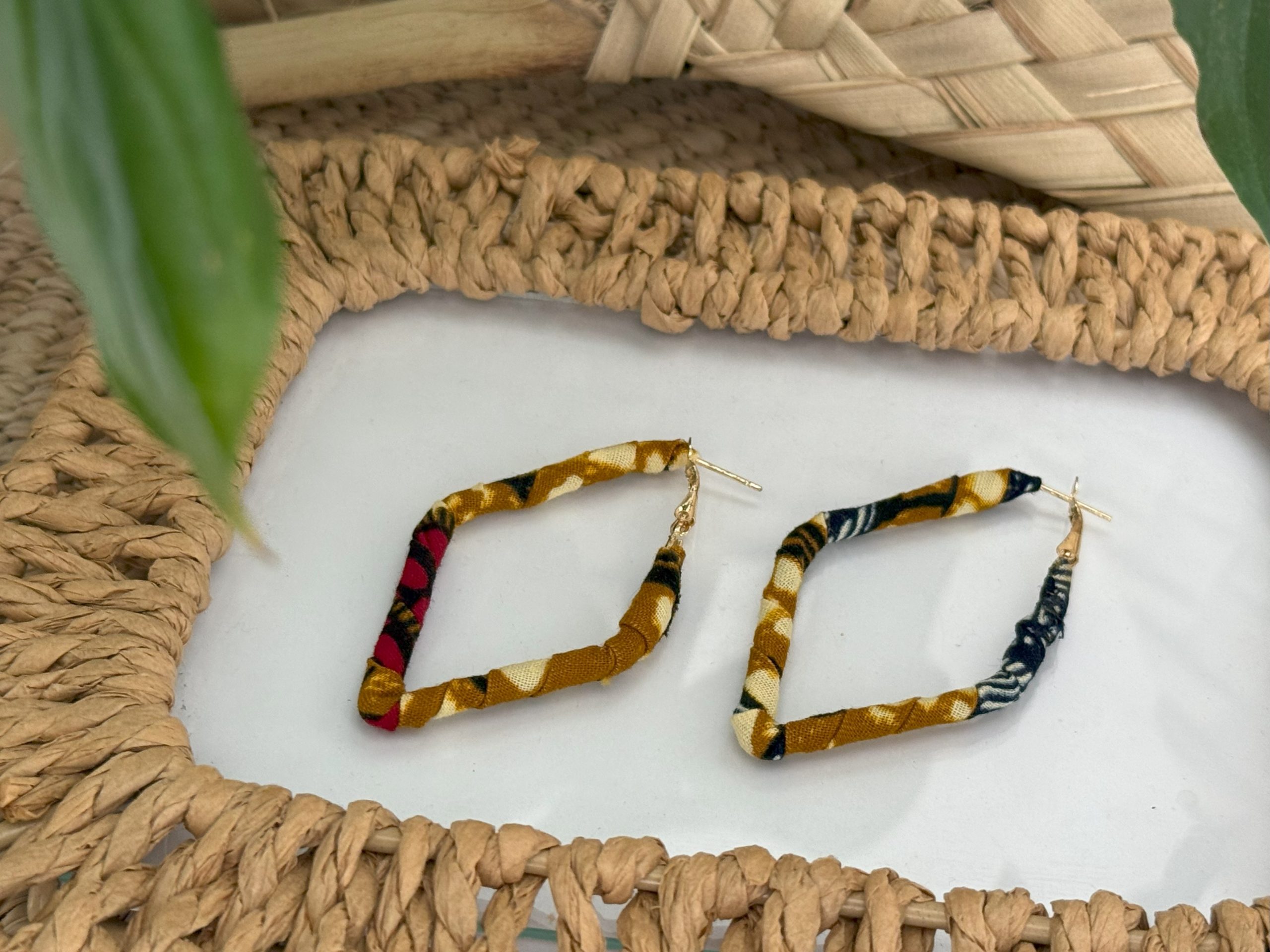 Boucles d’oreilles Losange Marron Noir Rouge 6×4 cm – Image 3